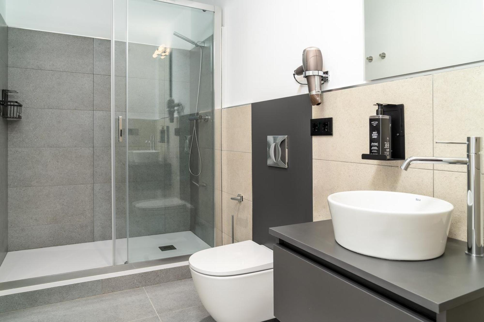 Limehome Valencia Carrer D'Antonio Ferrandis ภายนอก รูปภาพ